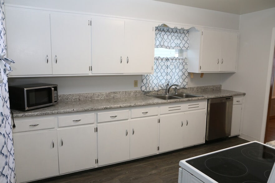 Building Photo - 1905 S Western Ave