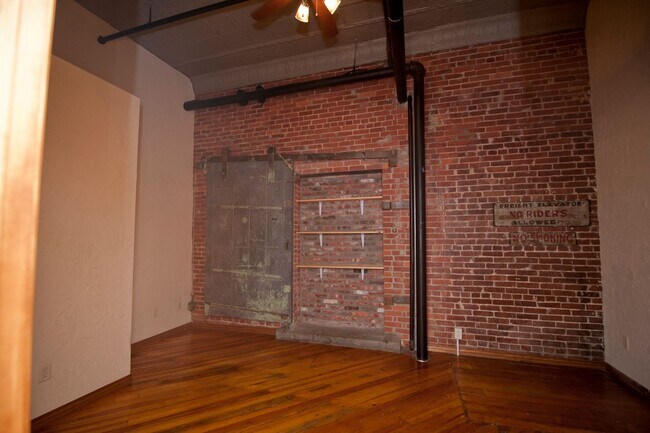 Building Photo - Market 102