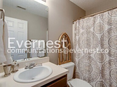 Building Photo - Special Offer: Sign an 8-10 month lease term and take advantage of a $500 move-in discount!/2-Bed...