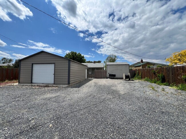Building Photo - 2 Bed 1 Bath Home w/ Huge Shop For Rent!!!