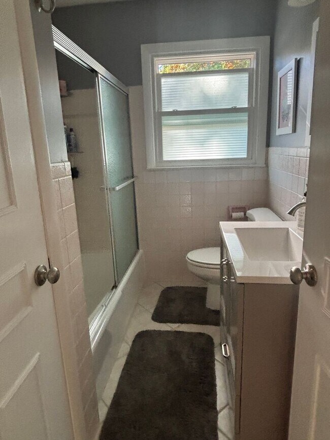 Building Photo - Grand 4-Bedroom/2.5-Bath home in Johnson City, TN in great neighborhood, $2995 monthly