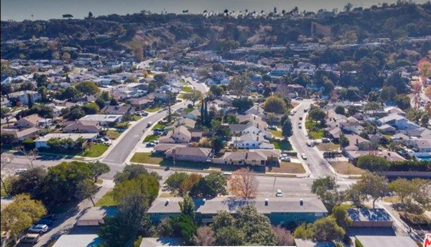 Aerial view facing South - 5414 Village Grn