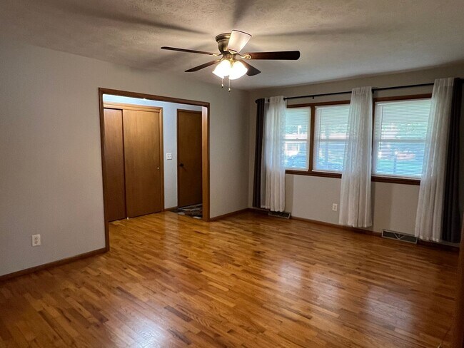 Building Photo - Well-Maintained 3 Bed / 2 Bath near Mercy Hospital