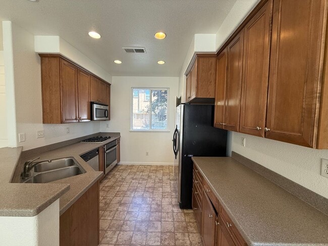 Building Photo - 2-story 4bed 2.5bath home available in Nor...