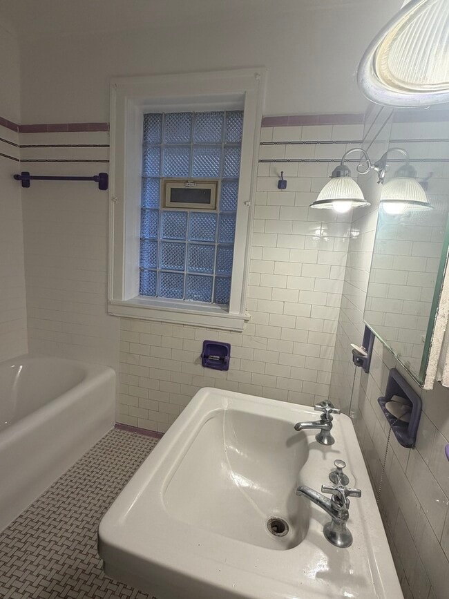 Building Photo - 7544 N Oakley Ave