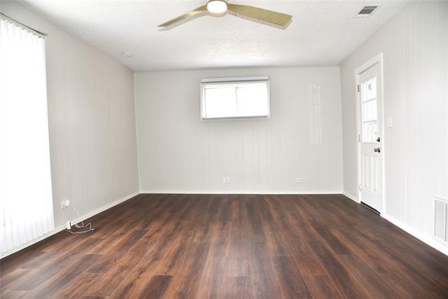 Building Photo - 900 W Chestnut St