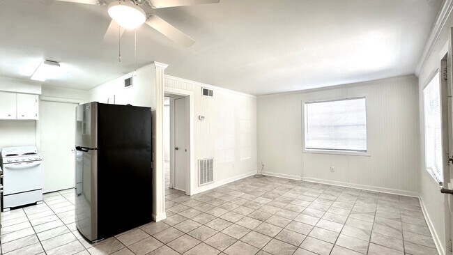 Building Photo - 1/2 Block  to the Beach & Main Beach Park!