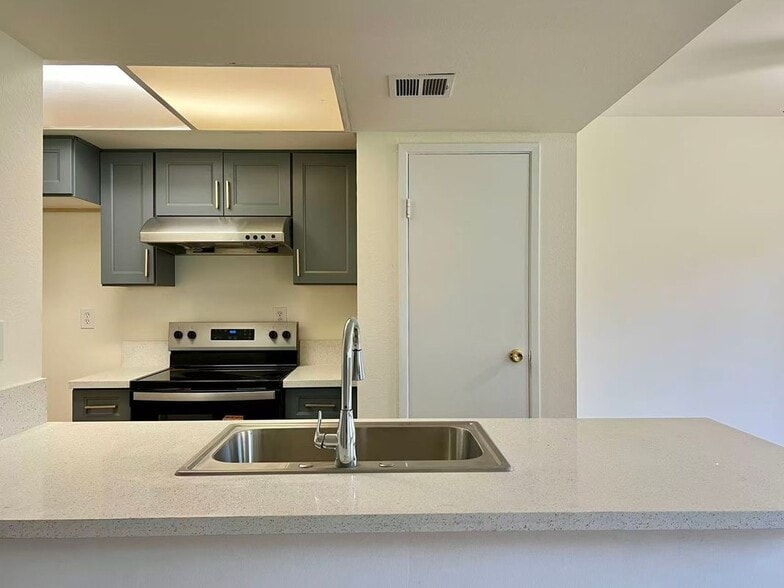 Building Photo - 967 W Calle Del Sol