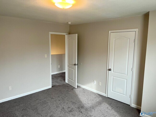 Building Photo - 193 Cloverbrook Dr