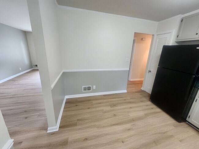 Building Photo - Beautiful and spacious 3 bedroom 1 bath ho...