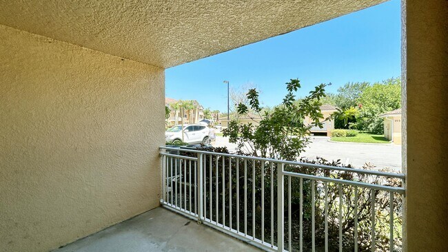 Building Photo - 191 SW Palm Dr