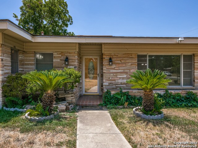 Building Photo - 600 Antler Dr