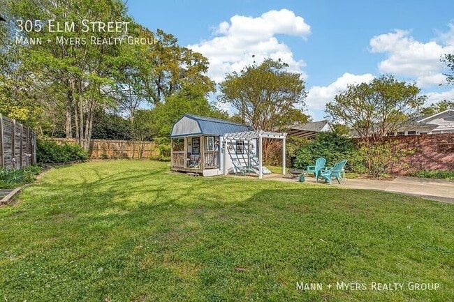 Building Photo - 305 Elm St