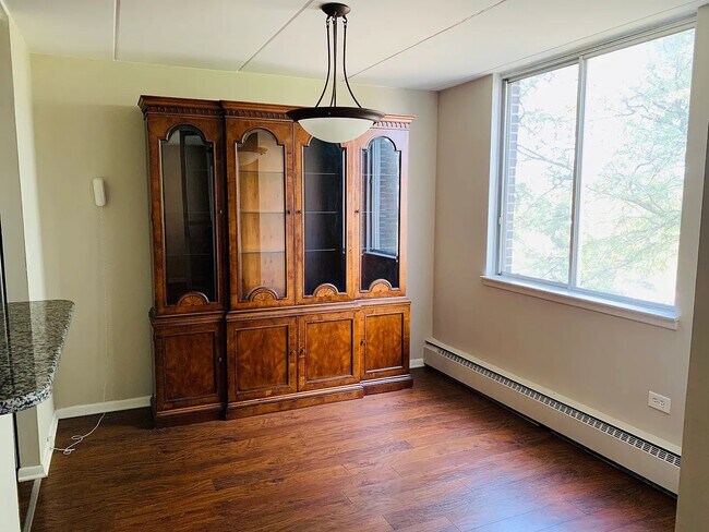 Building Photo - 225 S Rohlwing Rd