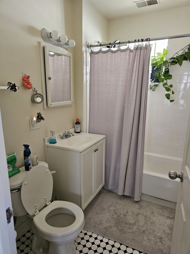 Building Photo - 3040 N Clybourn Ave