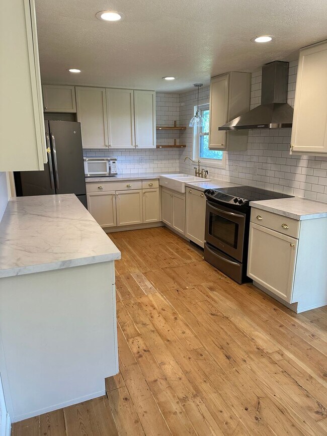 Building Photo - Newly Remodeled 5 Bed, 3 Bath Home – 2-Car...