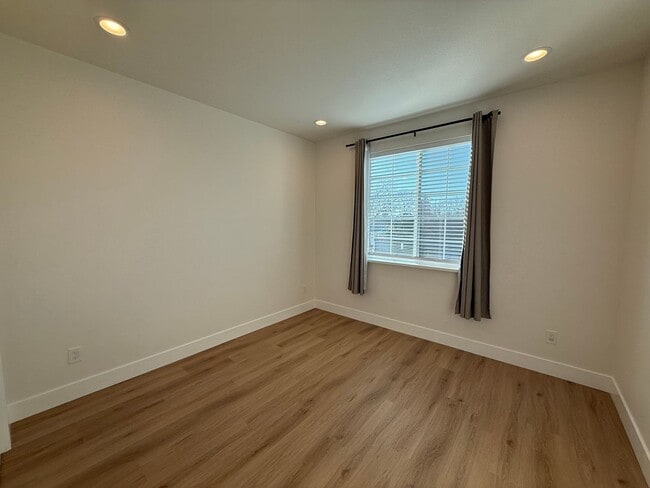 Building Photo - 8461001/85