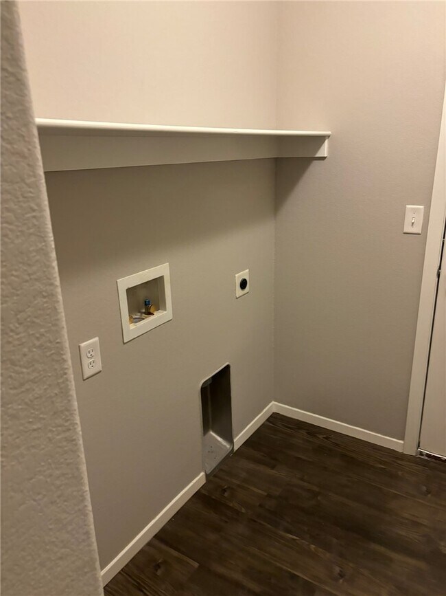 Building Photo - 227 E Anabranch Ct