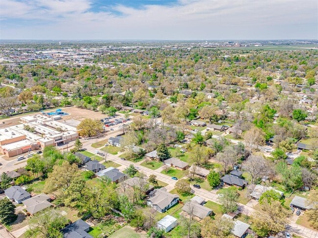 Building Photo - 1222 Westlawn Dr