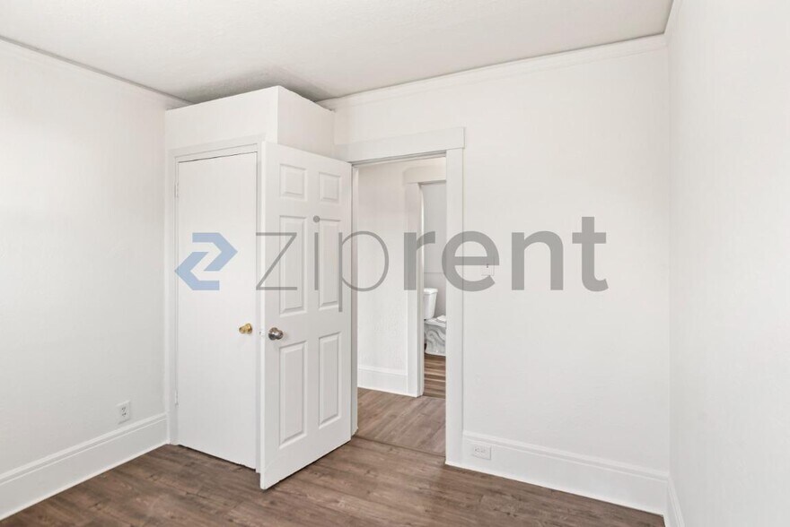 Building Photo - Unit