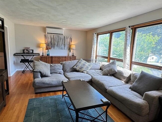 Building Photo - 7 Exeter Dr