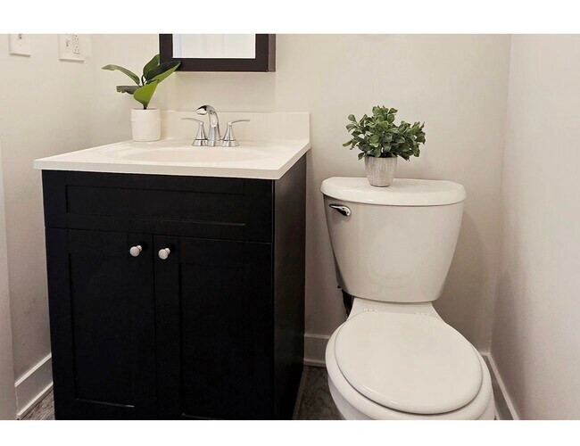 Building Photo - 732 W Roscoe St