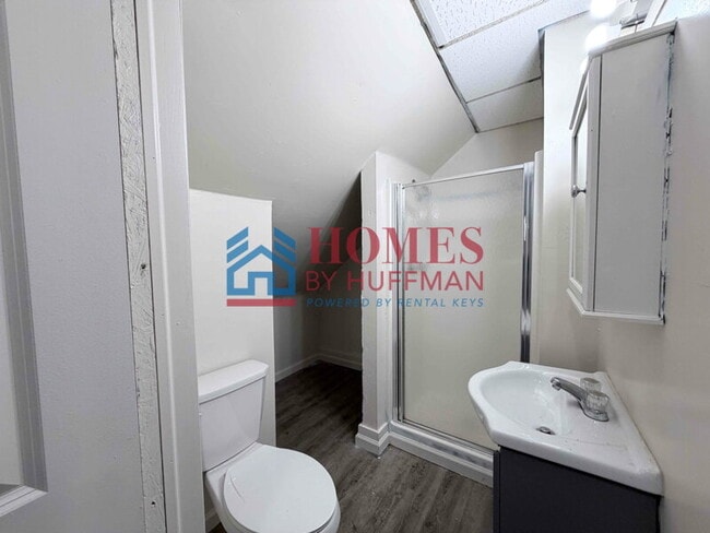 Building Photo - Two Bedroom Upstairs Unit