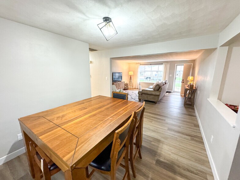 Building Photo - 615 W Timothy Dr