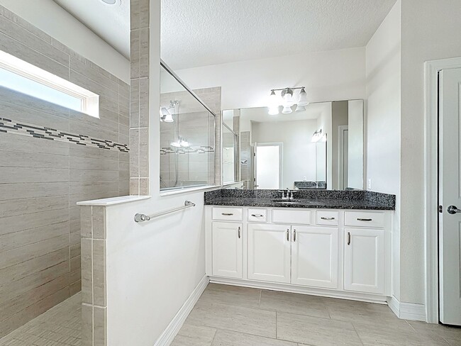 Building Photo - Executive Home with 5 bedrooms / four 1/2 ...