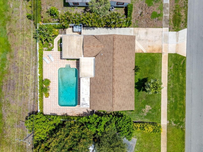 Building Photo - 704 Juniper Dr