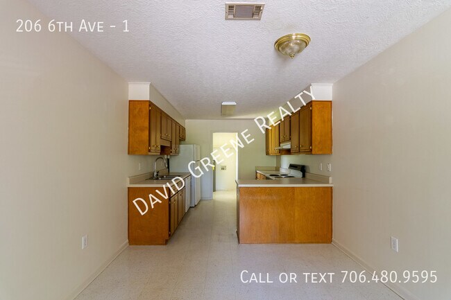 Building Photo - 206 6th Ave