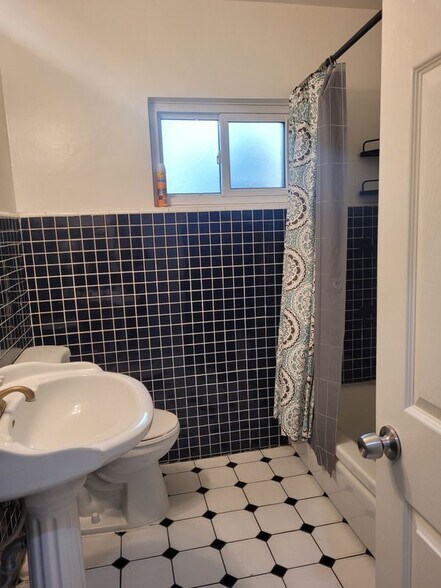 Building Photo - 10854 Marklein Ave