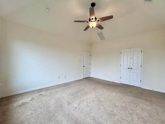 Building Photo - Bright & Beautiful 4 Bed, 3.5 Bath Home with Room for Everyone