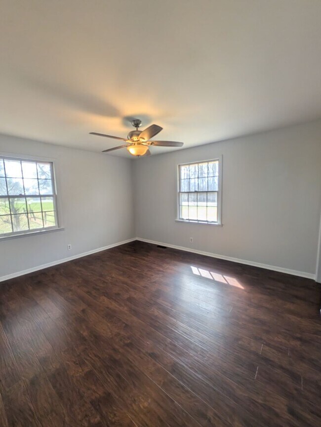 Building Photo - Available Now!!! Charming 3-Bedroom Brick Ranch Close to Nashville!