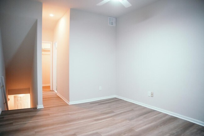 Building Photo - 916 W Lombard St
