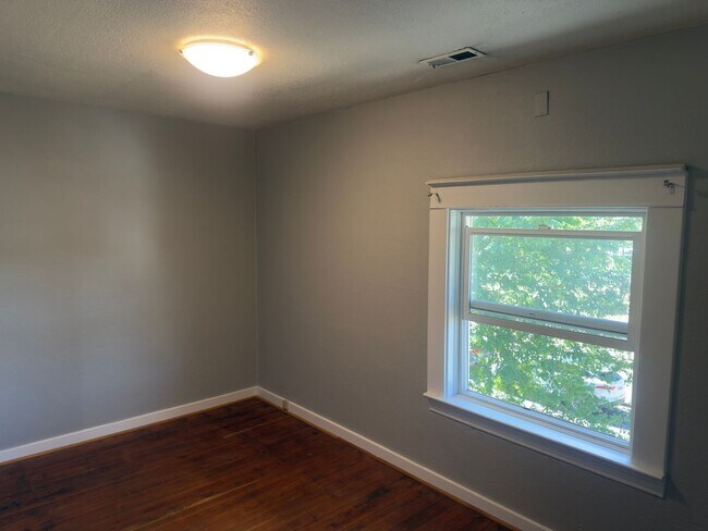 Building Photo - Bright and Spacious
