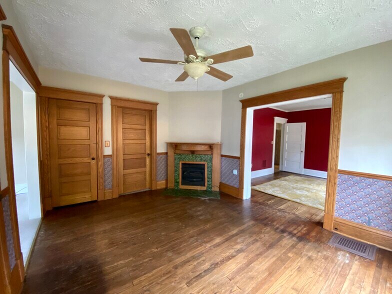 Building Photo - 1063 W 8th St