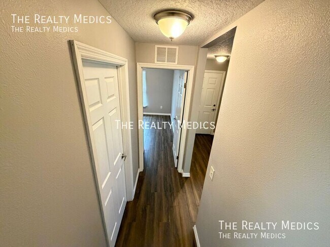 Building Photo - 2615 Fair Oaks Dr
