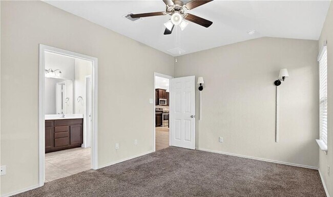 Building Photo - 4 bedroom 2 bathroom house! HOUSING ACCEPTED! MOVE-IN SPECIAL!!