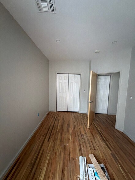 Building Photo - 213 Lakeview Ave
