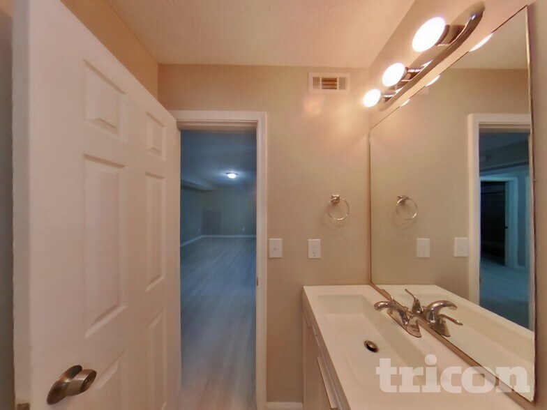 Building Photo - 262 Village Dr