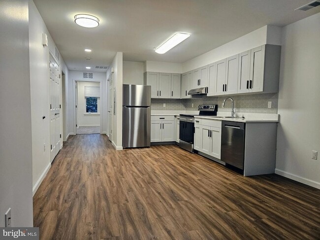 Primary Photo - 200 Hamilton Ave
