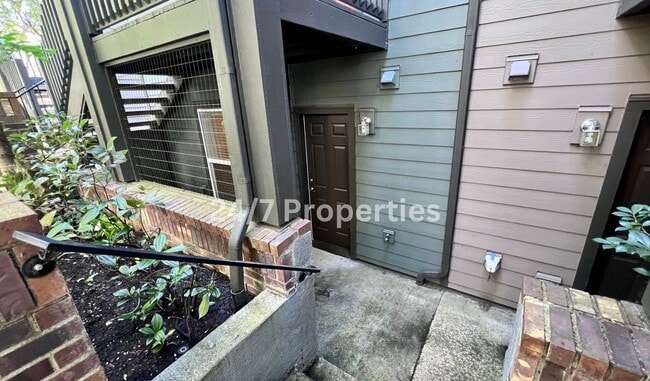 Building Photo - Beautiful 3 BD I 3.5 BA Townhome w/ Double...