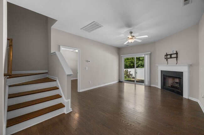Building Photo - Gorgeous and Spacious 3 Bedroom Townhome, ...