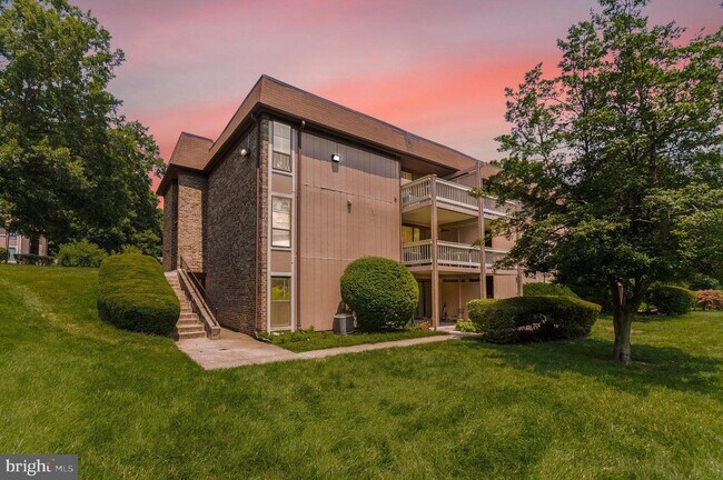 Building Photo - 5805 Royal Ridge Dr