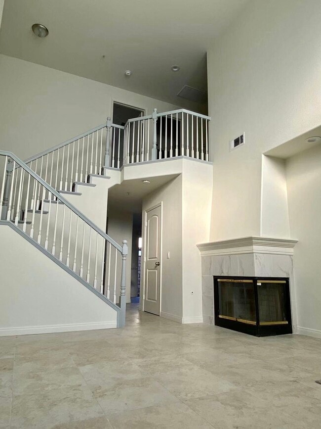 Building Photo - 809 W Duarte Rd