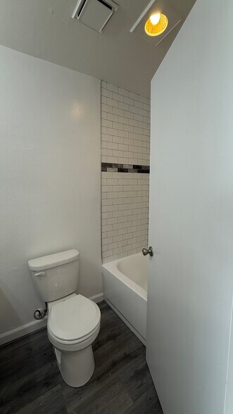 Building Photo - 7044 Hawthorn Ave