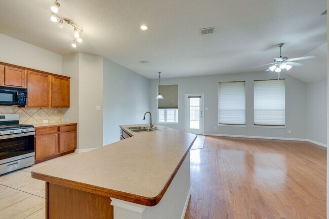 Building Photo - Great location. 4 bedrooms plus an office!