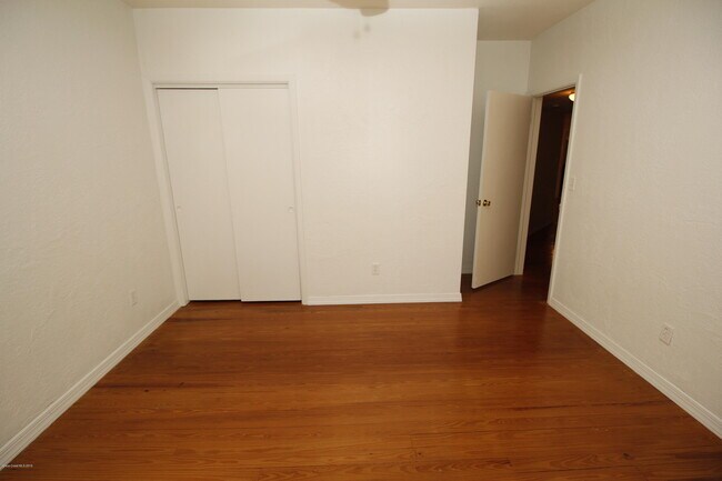 Building Photo - 2108 Oak St