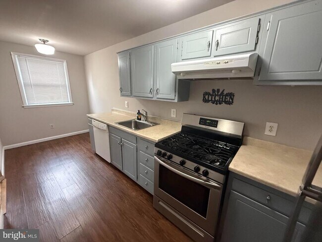 Building Photo - 320 Ripka St